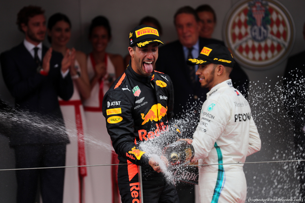 GP MONACO, 27.05.2018 - Gara, Daniel Ricciardo (AUS) Red Bull Racing RB14 vincitore e 3rd place Lewis Hamilton (GBR) Mercedes AMG F1 W09