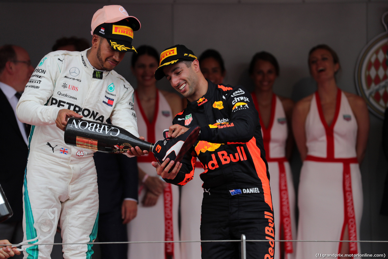 GP MONACO, 27.05.2018 - Gara, 3rd place Lewis Hamilton (GBR) Mercedes AMG F1 W09 e Daniel Ricciardo (AUS) Red Bull Racing RB14 vincitore