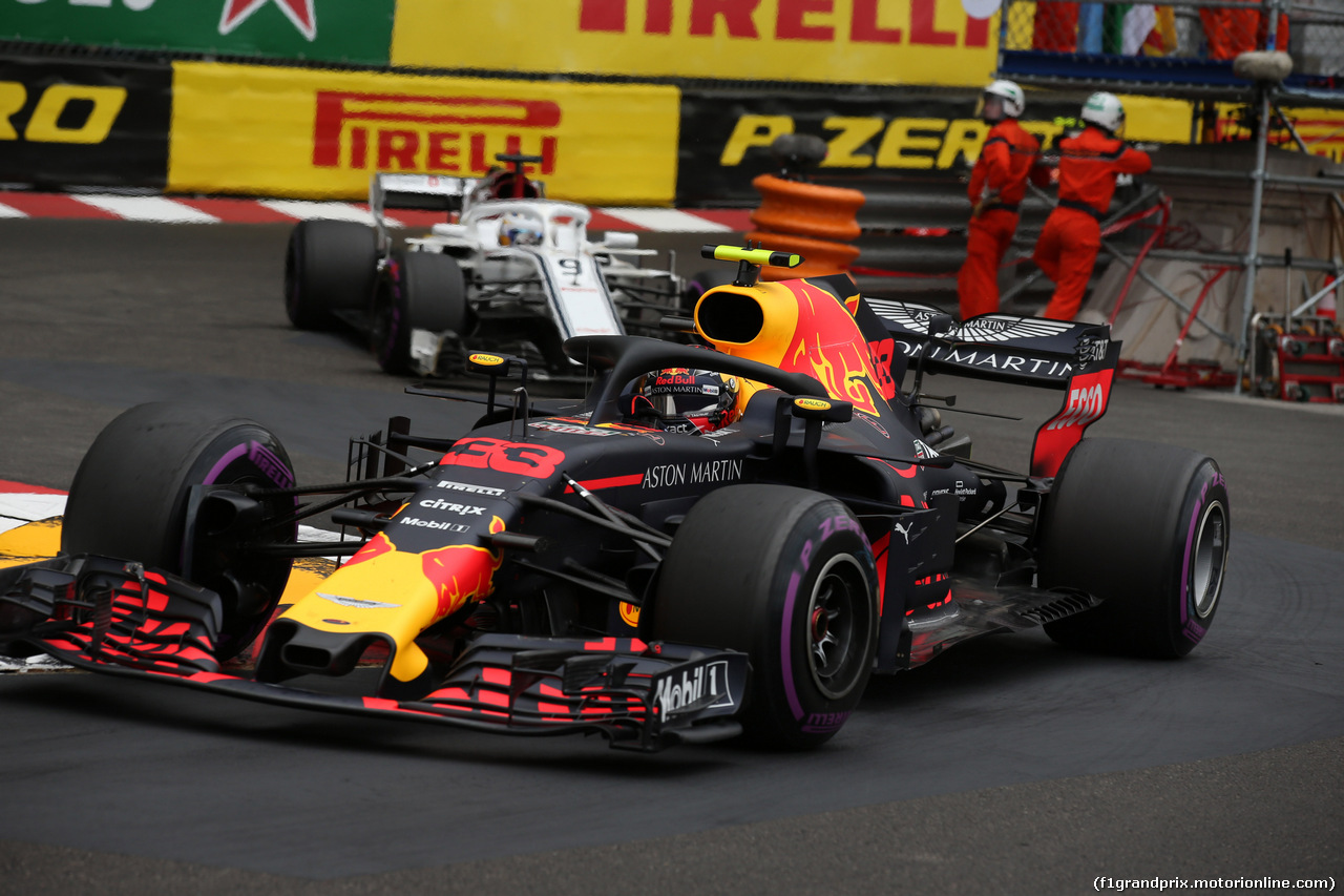 GP MONACO, 27.05.2018 - Gara, Max Verstappen (NED) Red Bull Racing RB14 e Marcus Ericsson (SUE) Sauber C37