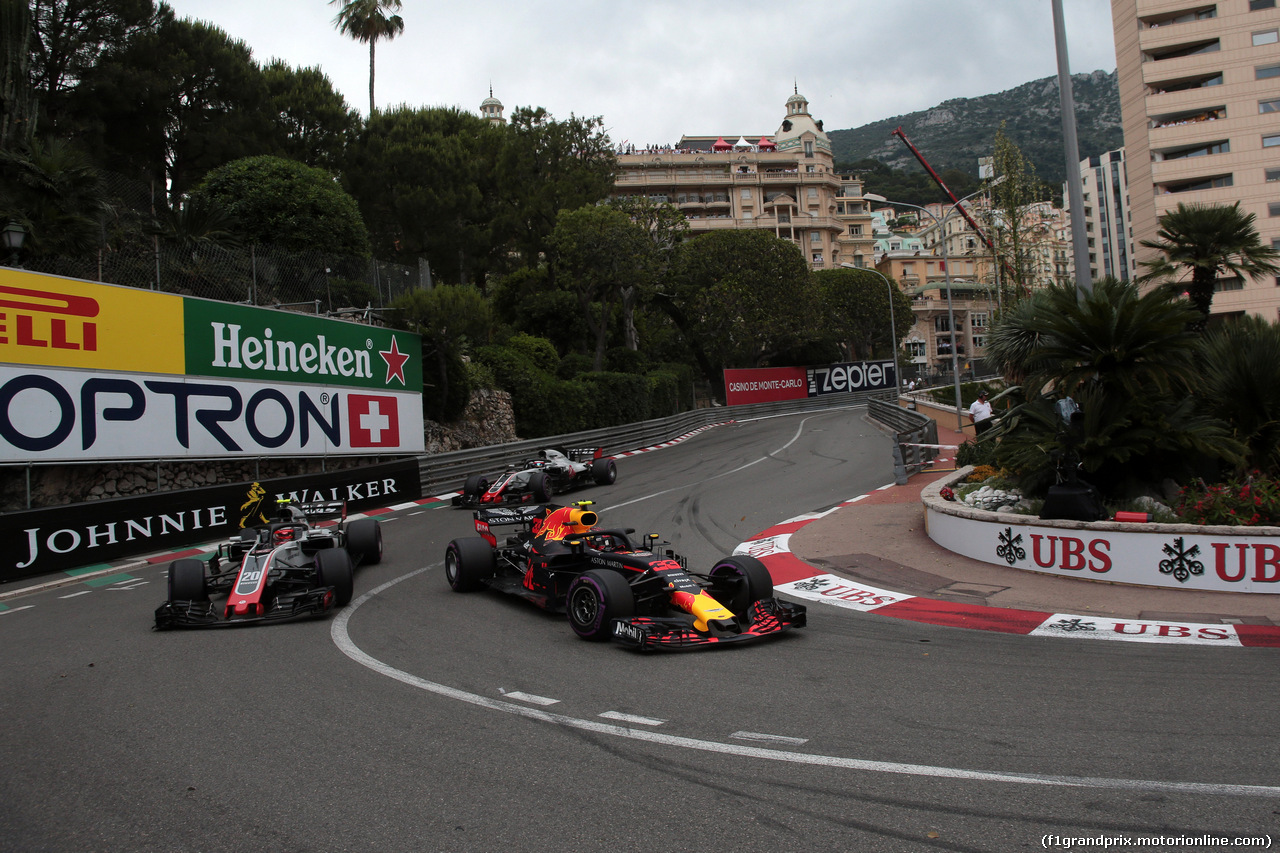 GP MONACO, 27.05.2018 - Gara, Kevin Magnussen (DEN) Haas F1 Team VF-18 e Max Verstappen (NED) Red Bull Racing RB14