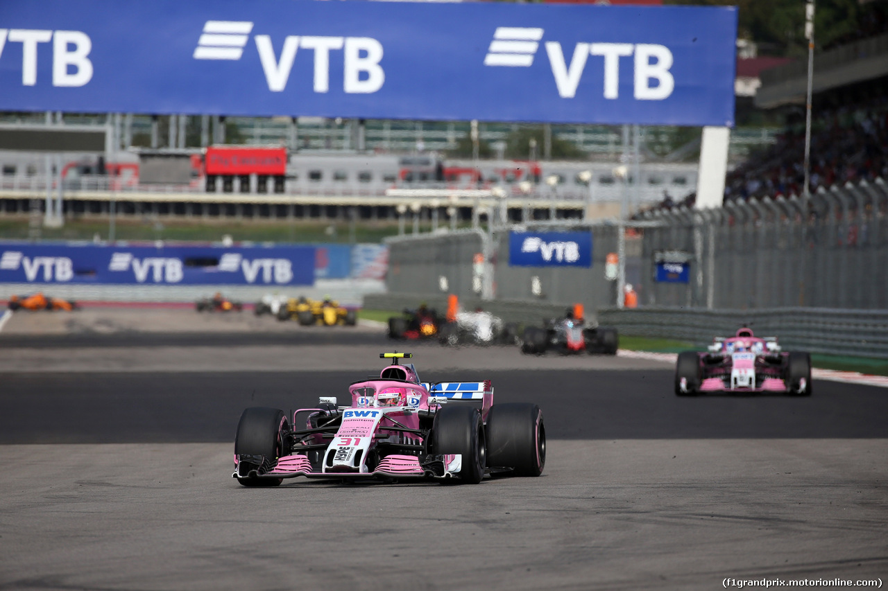 GP RUSSIA, 30.09.2018 - Gara, Esteban Ocon (FRA) Racing Point Force India F1 VJM11 davanti a Sergio Perez (MEX) Racing Point Force India F1 VJM11