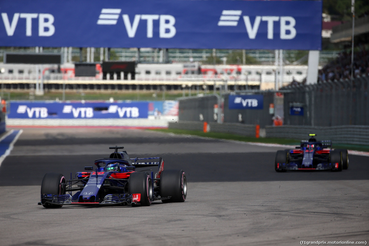 GP RUSSIA, 30.09.2018 - Gara, Brendon Hartley (NZL) Scuderia Toro Rosso STR13 davanti a Pierre Gasly (FRA) Scuderia Toro Rosso STR13