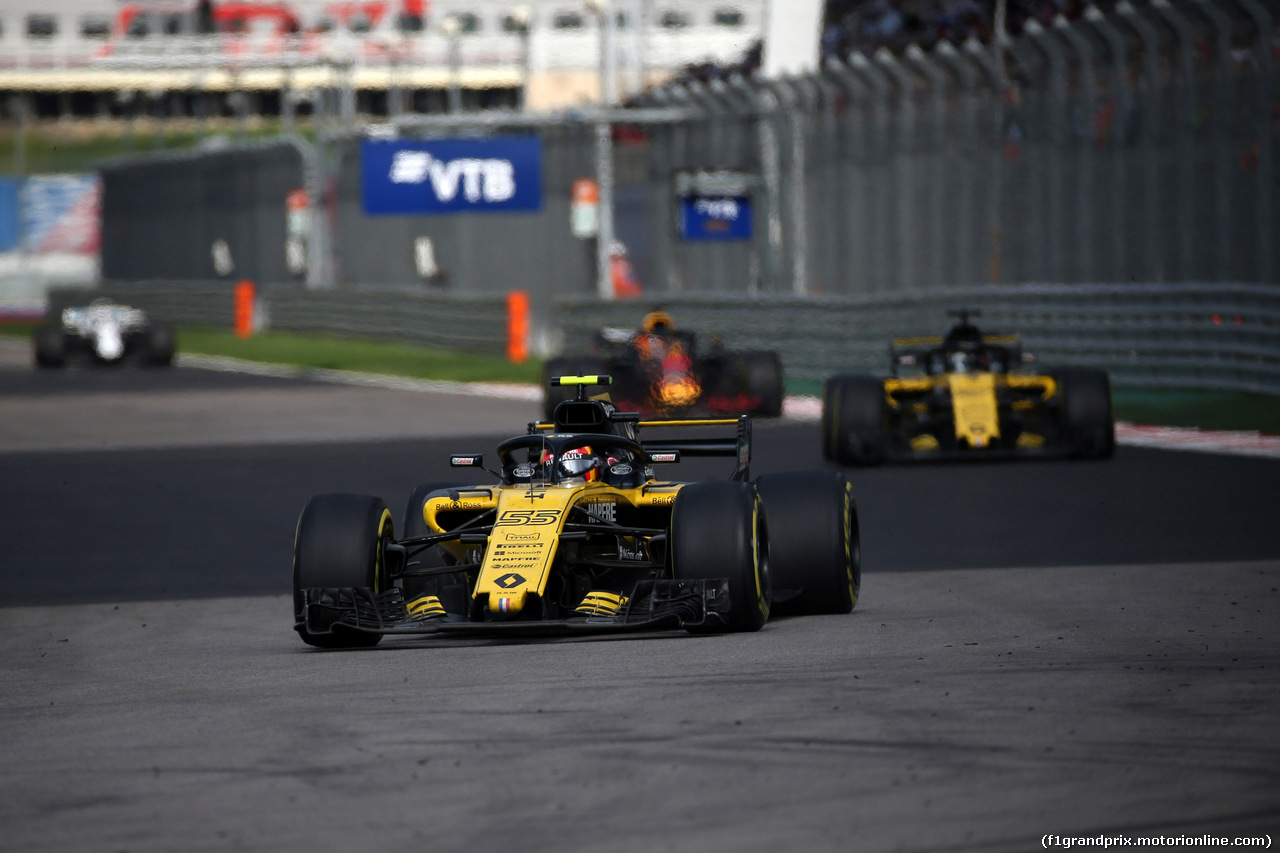 GP RUSSIA, 30.09.2018 - Gara, Carlos Sainz Jr (ESP) Renault Sport F1 Team RS18 davanti a Nico Hulkenberg (GER) Renault Sport F1 Team RS18