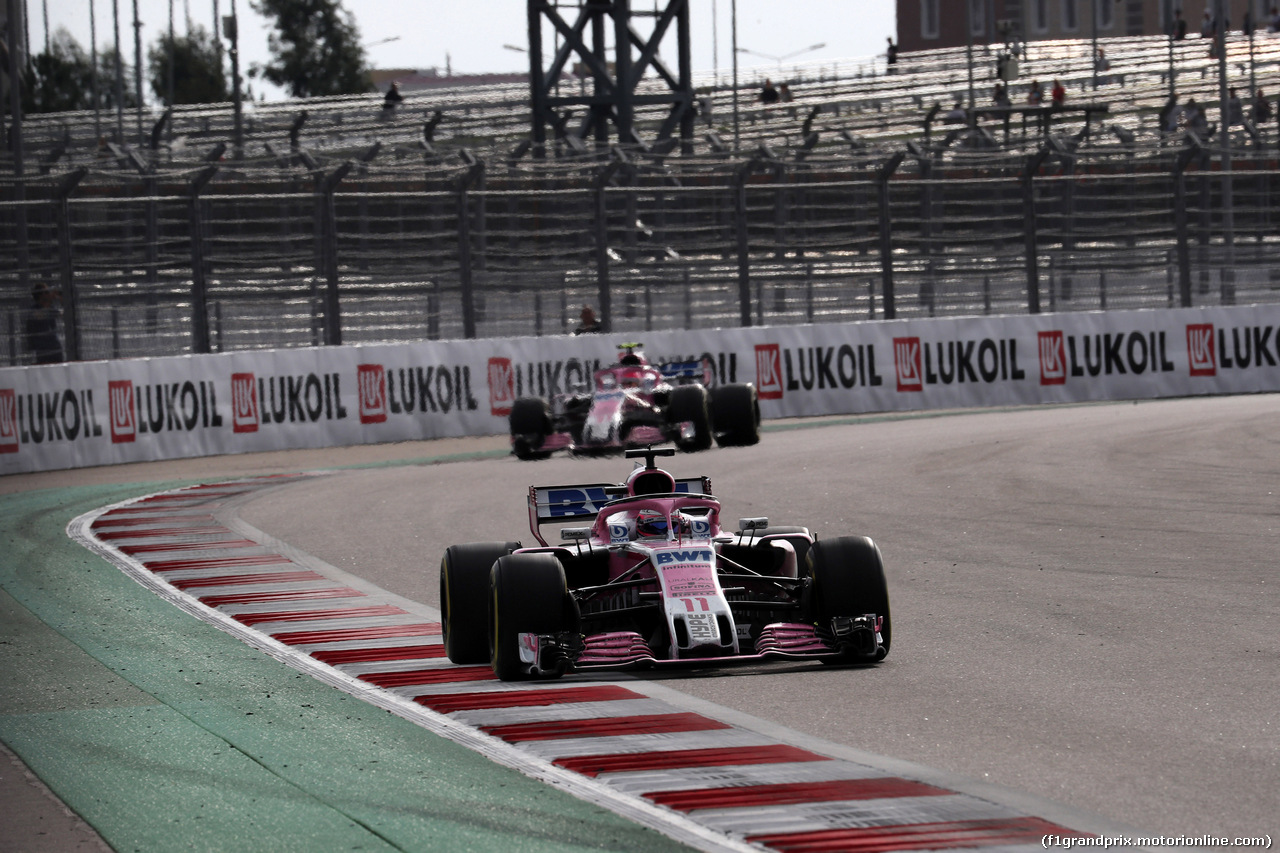 GP RUSSIA, 30.09.2018 - Gara, Sergio Perez (MEX) Racing Point Force India F1 VJM11 davanti a Esteban Ocon (FRA) Racing Point Force India F1 VJM11