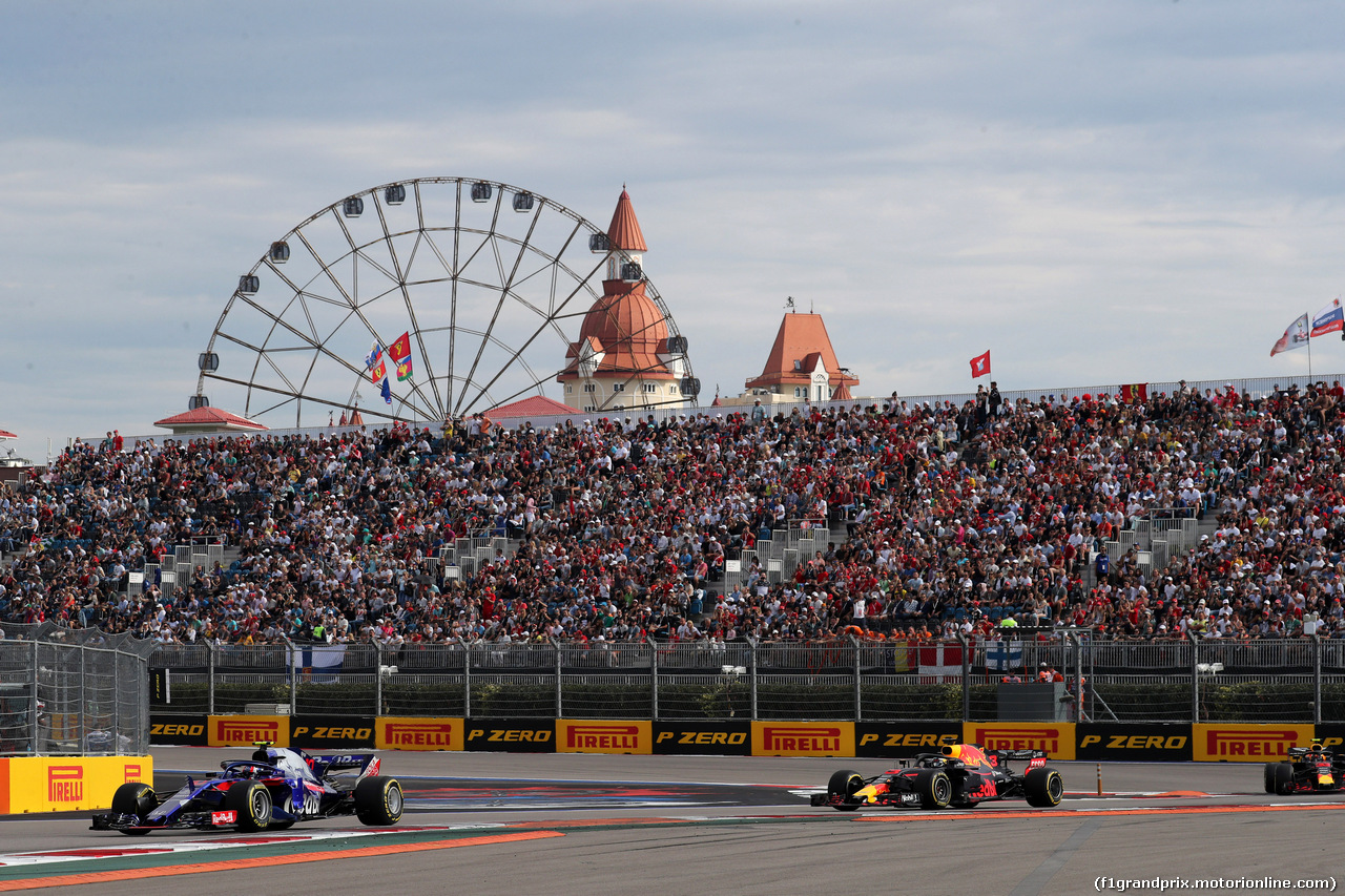 GP RUSSIA, 30.09.2018 - Gara, Pierre Gasly (FRA) Scuderia Toro Rosso STR13 e Daniel Ricciardo (AUS) Red Bull Racing RB14