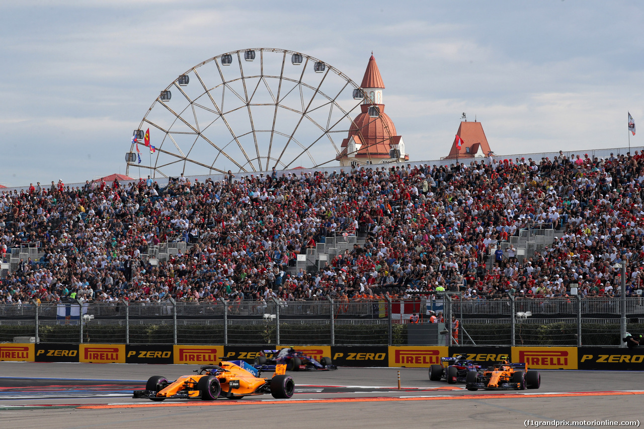 GP RUSSIA, 30.09.2018 - Gara, Fernando Alonso (ESP) McLaren MCL33 davanti a Stoffel Vandoorne (BEL) McLaren MCL33