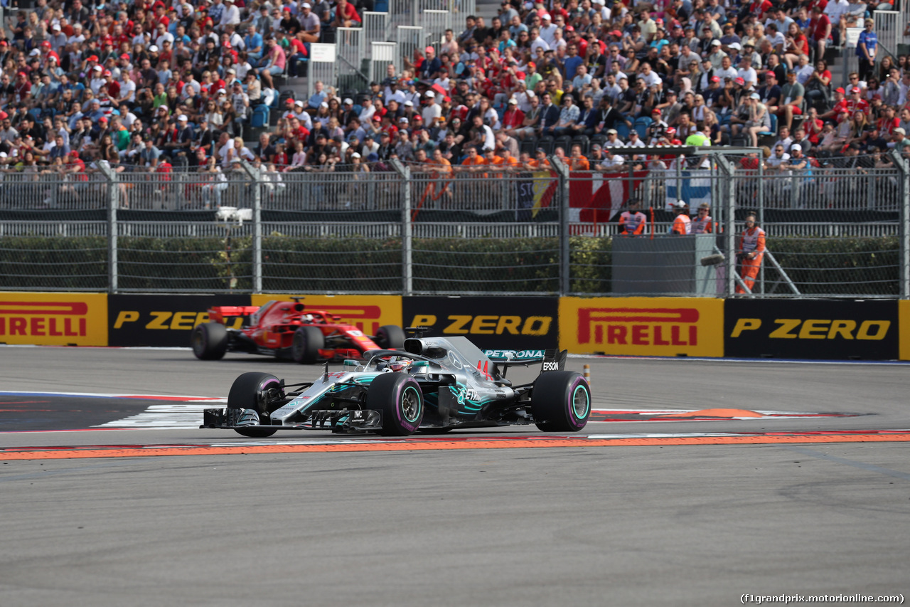 GP RUSSIA, 30.09.2018 - Gara, Lewis Hamilton (GBR) Mercedes AMG F1 W09 e Sebastian Vettel (GER) Ferrari SF71H