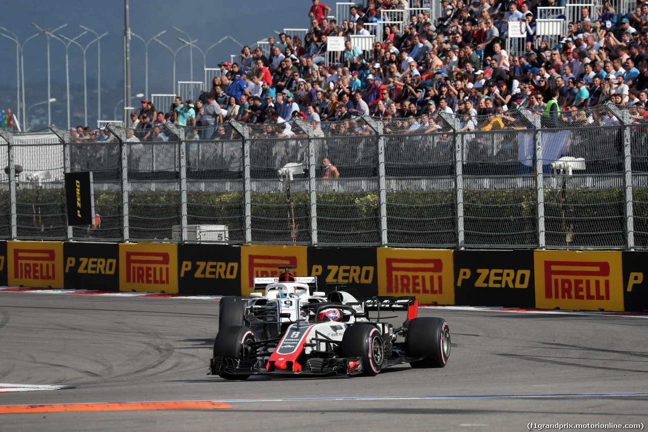 GP RUSSIA, 30.09.2018 - Gara, Romain Grosjean (FRA) Haas F1 Team VF-18 e Marcus Ericsson (SUE) Sauber C37