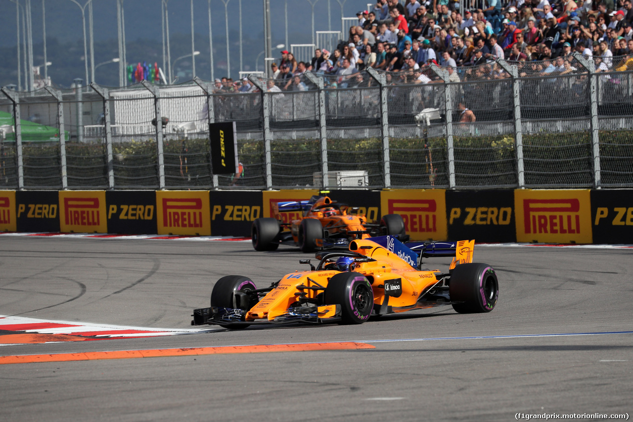 GP RUSSIA, 30.09.2018 - Gara, Fernando Alonso (ESP) McLaren MCL33 davanti a Stoffel Vandoorne (BEL) McLaren MCL33