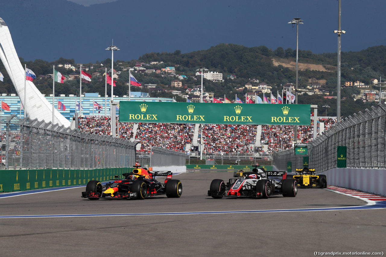 GP RUSSIA, 30.09.2018 - Gara, Daniel Ricciardo (AUS) Red Bull Racing RB14 e Romain Grosjean (FRA) Haas F1 Team VF-18