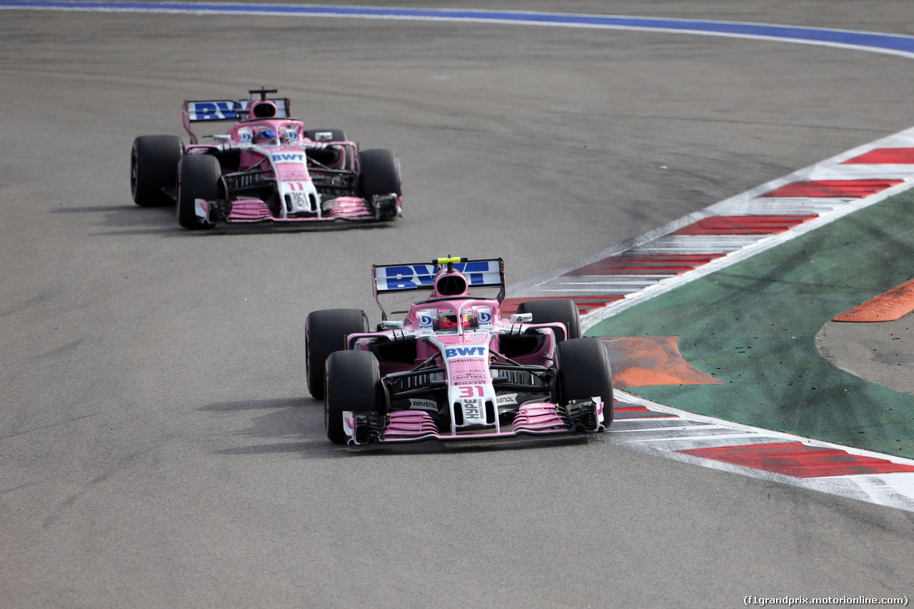 GP RUSSIA, 30.09.2018 - Gara, Sergio Perez (MEX) Racing Point Force India F1 VJM11 davanti a Esteban Ocon (FRA) Racing Point Force India F1 VJM11