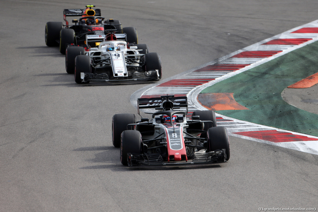 GP RUSSIA, 30.09.2018 - Gara, Romain Grosjean (FRA) Haas F1 Team VF-18 e Marcus Ericsson (SUE) Sauber C37