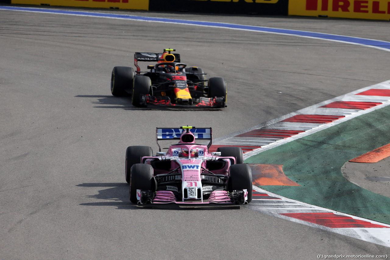 GP RUSSIA, 30.09.2018 - Gara, Esteban Ocon (FRA) Racing Point Force India F1 VJM11 e Max Verstappen (NED) Red Bull Racing RB14