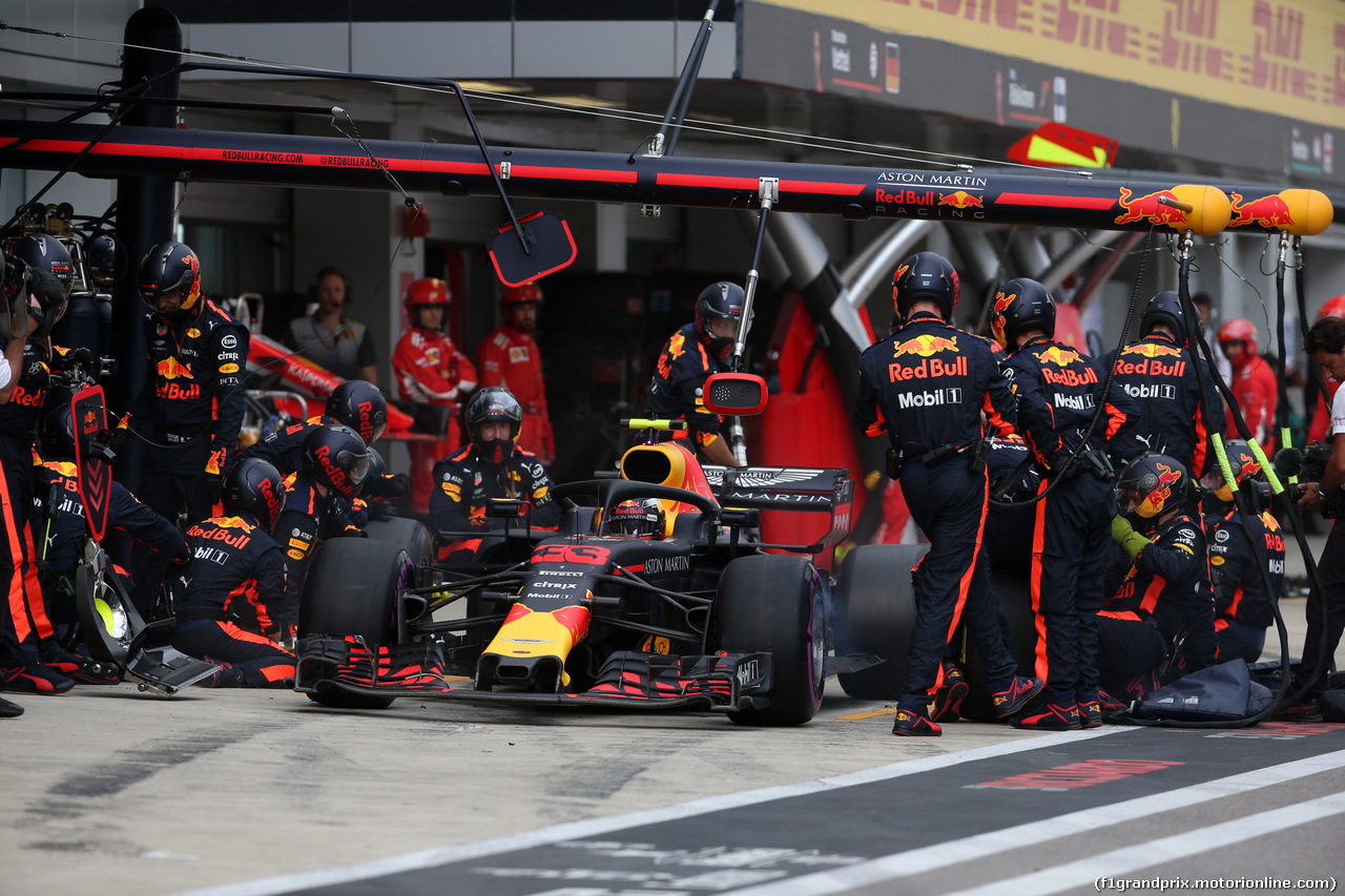 GP RUSSIA, 30.09.2018 - Gara, Pit stop, Max Verstappen (NED) Red Bull Racing RB14