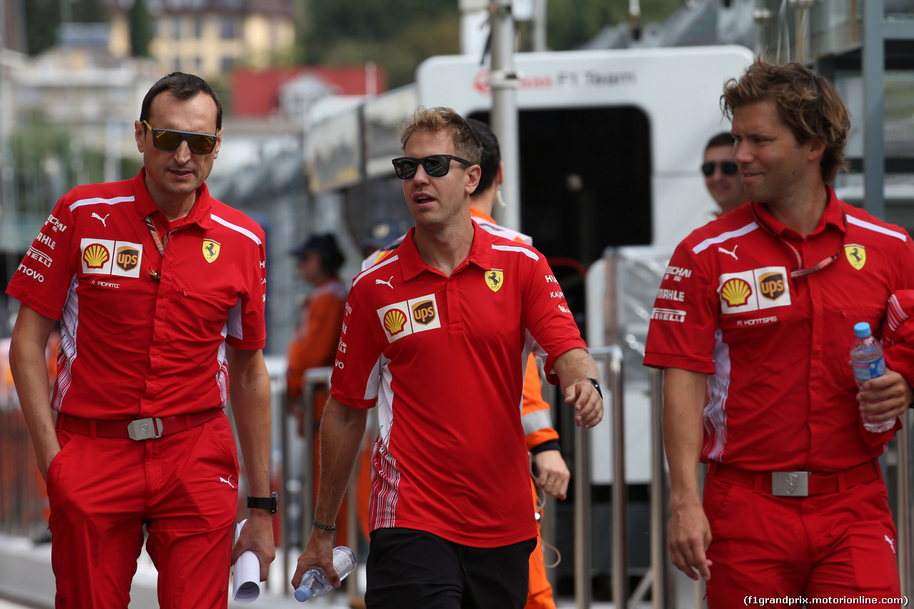 GP RUSSIA, 27.09.2018 - Riccardo Adami (ITA) Ferrari Gara Engineer, Sebastian Vettel (GER) Ferrari SF71H e Antti Kontsas (FIN) Sebastian Vettel Personal Trainer.