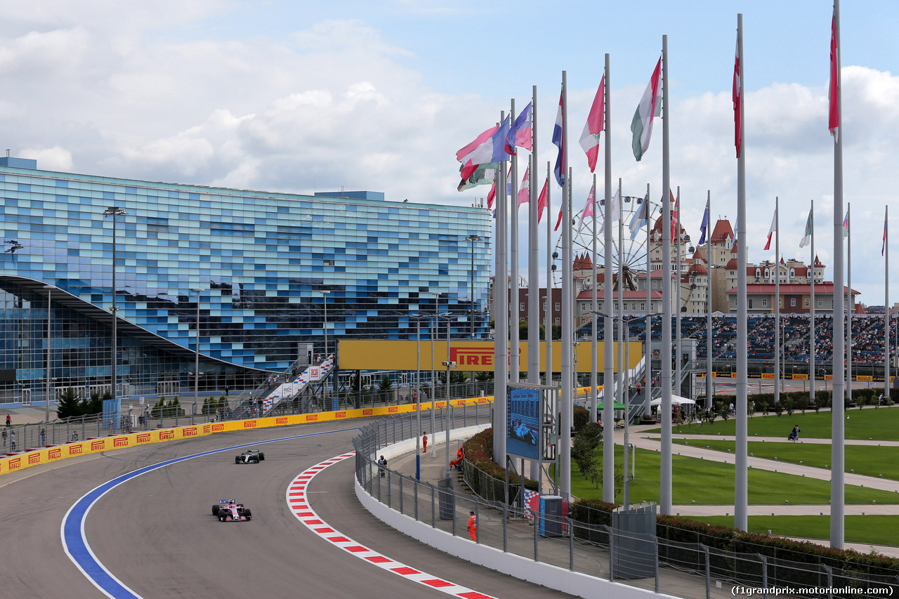 GP RUSSIA, 28.09.2018 - Prove Libere 1, Esteban Ocon (FRA) Racing Point Force India F1 VJM11 e Valtteri Bottas (FIN) Mercedes AMG F1 W09