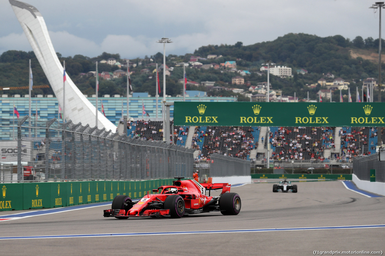 GP RUSSIA, 28.09.2018 - Prove Libere 2, Sebastian Vettel (GER) Ferrari SF71H davanti a Lewis Hamilton (GBR) Mercedes AMG F1 W09