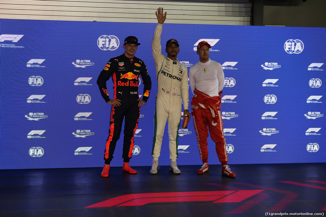 GP SINGAPORE, 15.09.2018 - Qualifiche, 2nd place Max Verstappen (NED) Red Bull Racing RB14, Lewis Hamilton (GBR) Mercedes AMG F1 W09 pole position e 3rd place Sebastian Vettel (GER) Ferrari SF71H