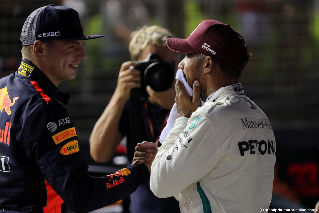 GP SINGAPORE, 15.09.2018 - Qualifiche, 2nd place Max Verstappen (NED) Red Bull Racing RB14 e Lewis Hamilton (GBR) Mercedes AMG F1 W09 pole position