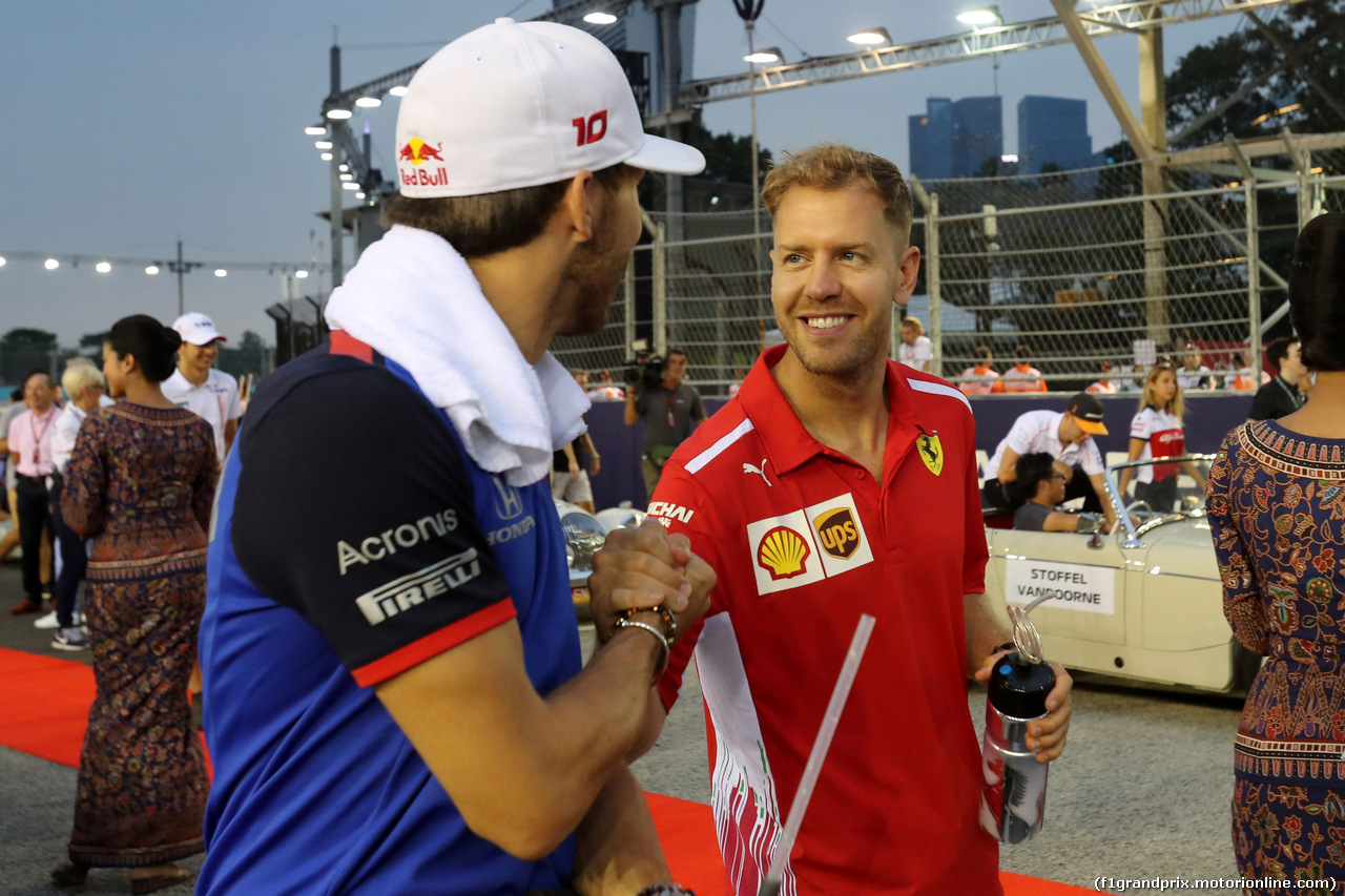 GP SINGAPORE, 16.09.2018 - Pierre Gasly (FRA) Scuderia Toro Rosso STR13 e Sebastian Vettel (GER) Ferrari SF71H