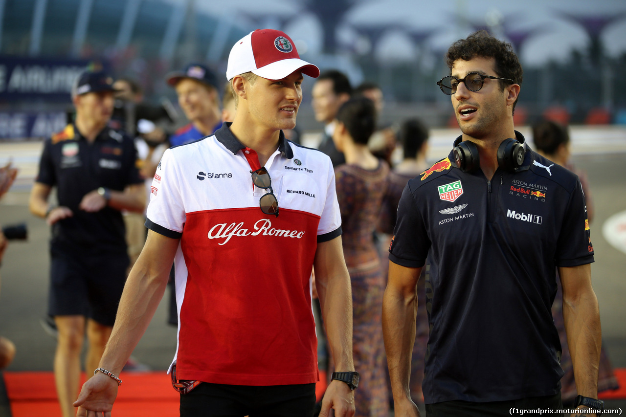 GP SINGAPORE, 16.09.2018 - Marcus Ericsson (SUE) Sauber C37 e Daniel Ricciardo (AUS) Red Bull Racing RB14