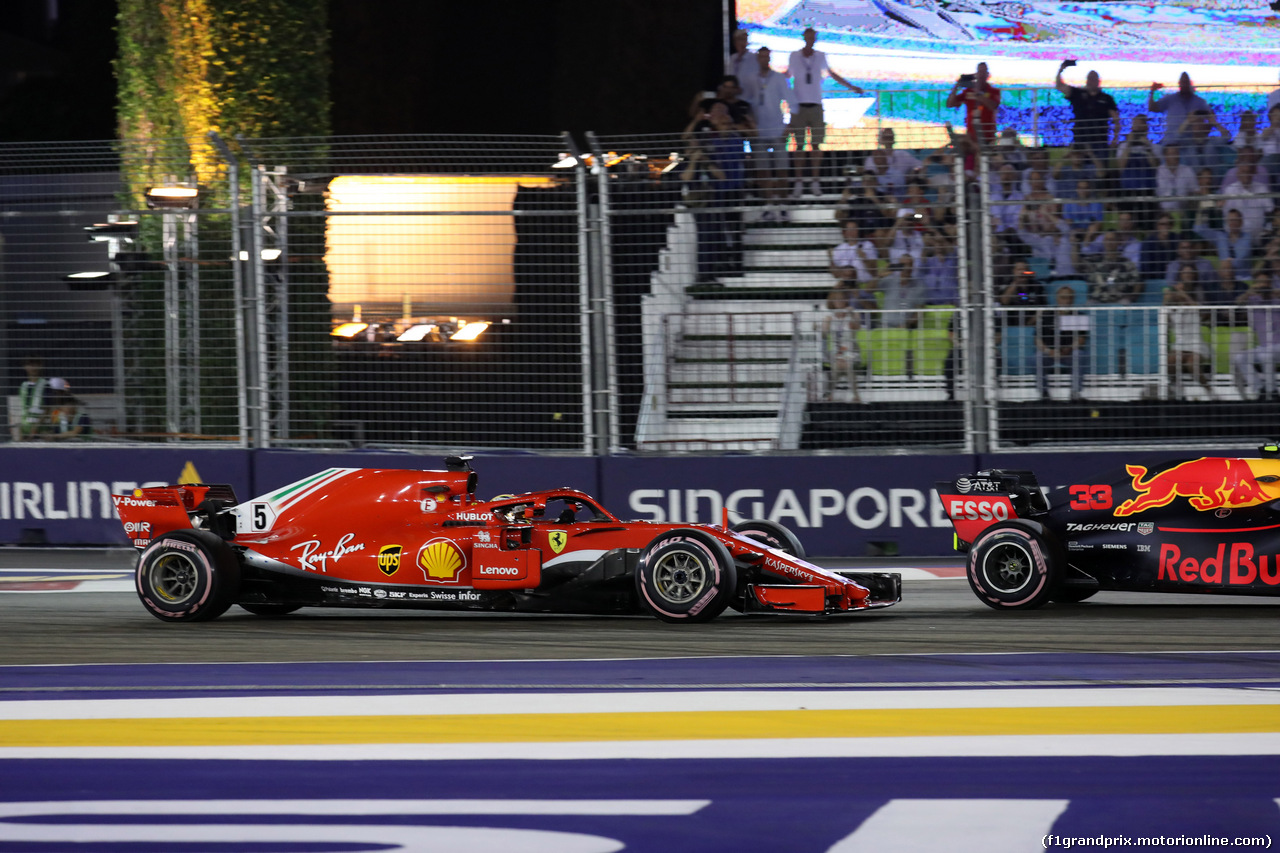 GP SINGAPORE, 16.09.2018 - Gara, Sebastian Vettel (GER) Ferrari SF71H e Max Verstappen (NED) Red Bull Racing RB14