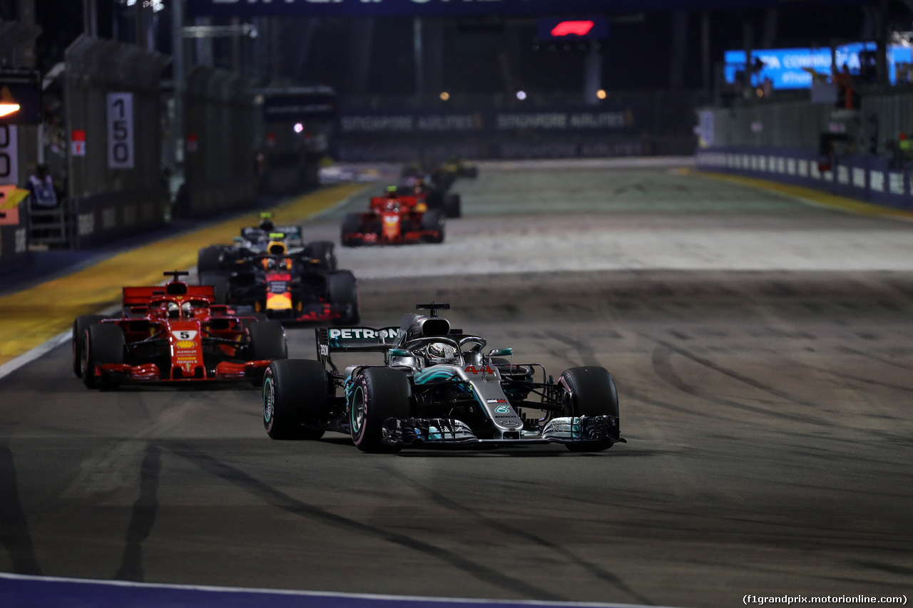 GP SINGAPORE, 16.09.2018 - Gara, Lewis Hamilton (GBR) Mercedes AMG F1 W09 davanti a Sebastian Vettel (GER) Ferrari SF71H