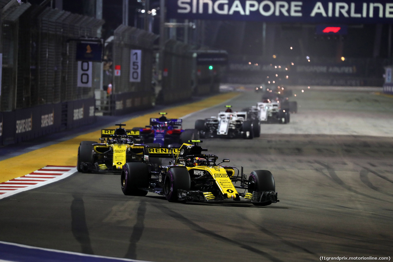 GP SINGAPORE, 16.09.2018 - Gara, Carlos Sainz Jr (ESP) Renault Sport F1 Team RS18 davanti a Nico Hulkenberg (GER) Renault Sport F1 Team RS18
