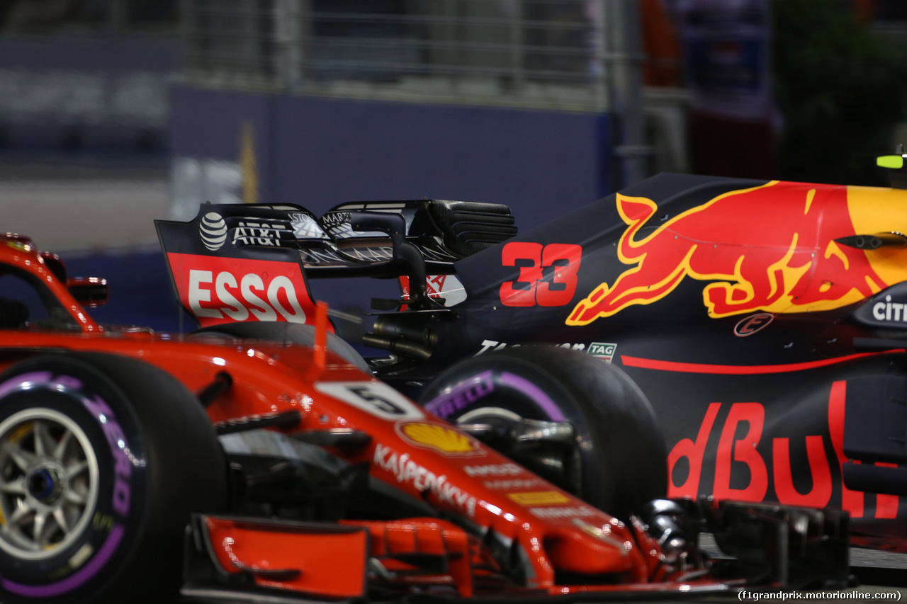 GP SINGAPORE, 16.09.2018 - Gara, Sebastian Vettel (GER) Ferrari SF71H e Max Verstappen (NED) Red Bull Racing RB14