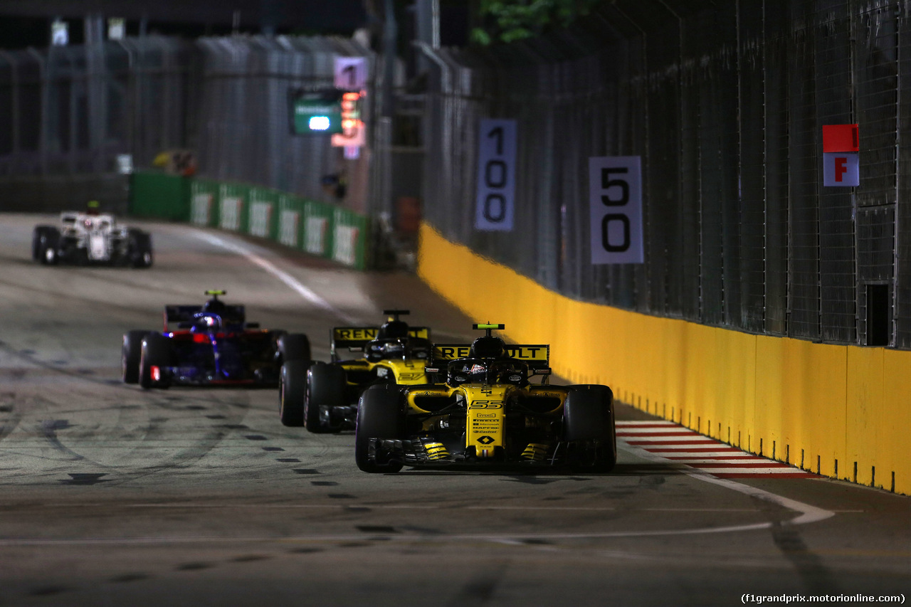 GP SINGAPORE, 16.09.2018 - Gara, Carlos Sainz Jr (ESP) Renault Sport F1 Team RS18 davanti a Nico Hulkenberg (GER) Renault Sport F1 Team RS18