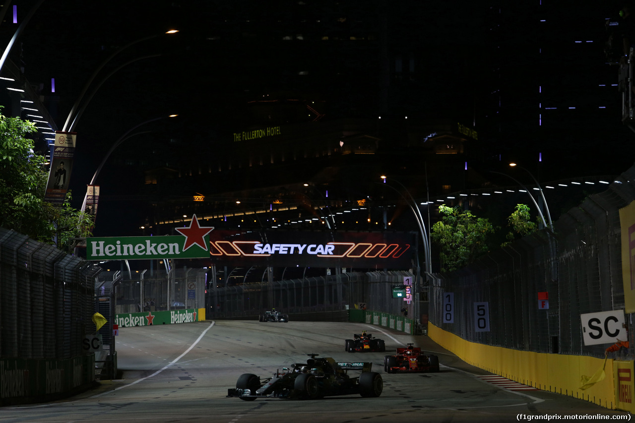 GP SINGAPORE, 16.09.2018 - Gara, Lewis Hamilton (GBR) Mercedes AMG F1 W09 e Sebastian Vettel (GER) Ferrari SF71H
