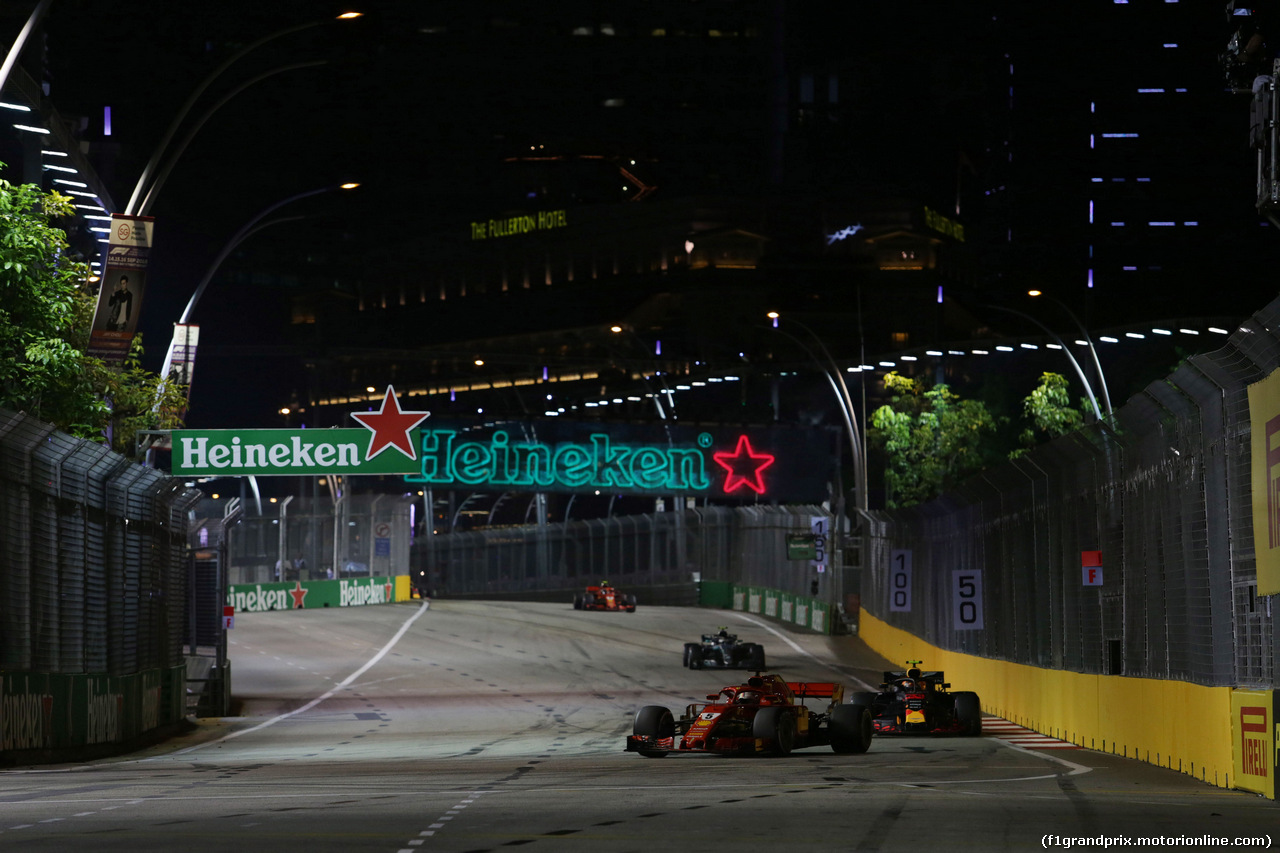 GP SINGAPORE, 16.09.2018 - Gara, Sebastian Vettel (GER) Ferrari SF71H davanti a Max Verstappen (NED) Red Bull Racing RB14