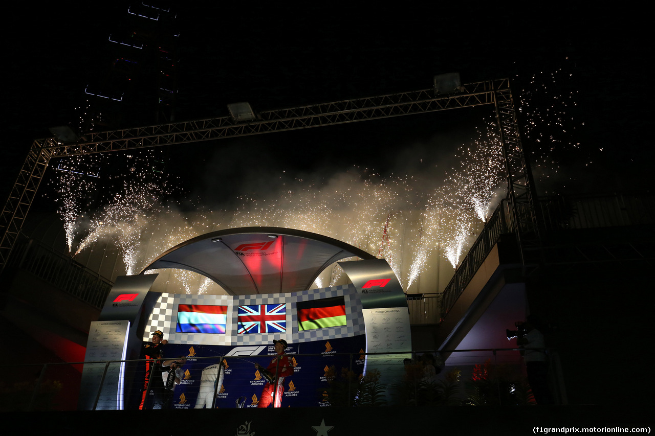 GP SINGAPORE, 16.09.2018 - Gara, 2nd place Max Verstappen (NED) Red Bull Racing RB14, Lewis Hamilton (GBR) Mercedes AMG F1 W09 vincitore e 3rd place Sebastian Vettel (GER) Ferrari SF71H