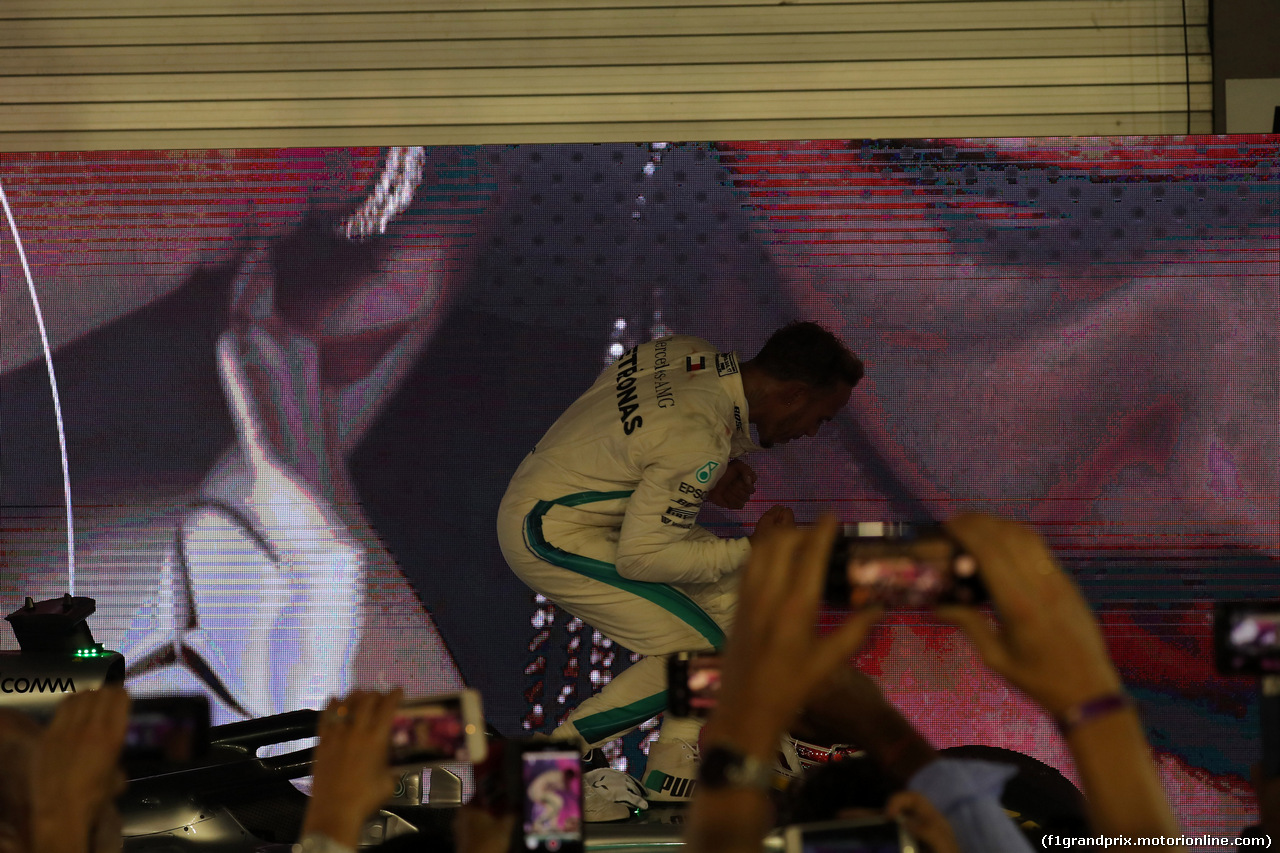 GP SINGAPORE, 16.09.2018 - Gara, Lewis Hamilton (GBR) Mercedes AMG F1 W09 vincitore