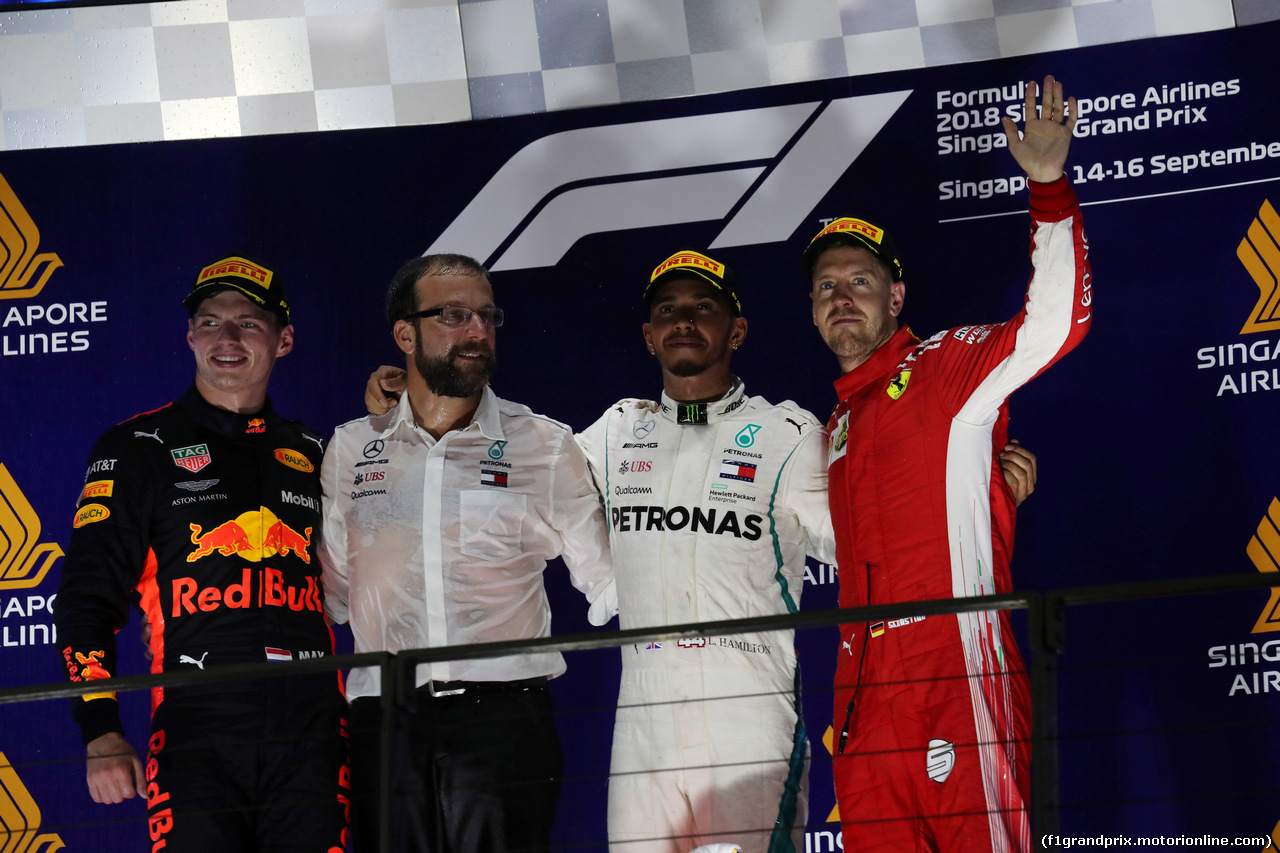 GP SINGAPORE, 16.09.2018 - Gara, 2nd place Max Verstappen (NED) Red Bull Racing RB14, Lewis Hamilton (GBR) Mercedes AMG F1 W09 vincitore e 3rd place Sebastian Vettel (GER) Ferrari SF71H