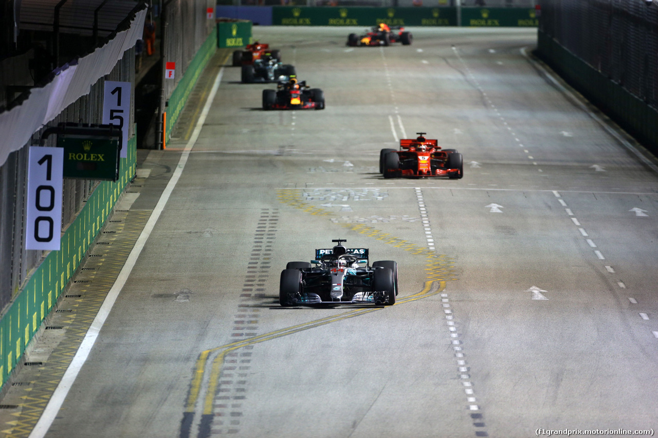 GP SINGAPORE, 16.09.2018 - Gara, Lewis Hamilton (GBR) Mercedes AMG F1 W09 davanti a Sebastian Vettel (GER) Ferrari SF71H