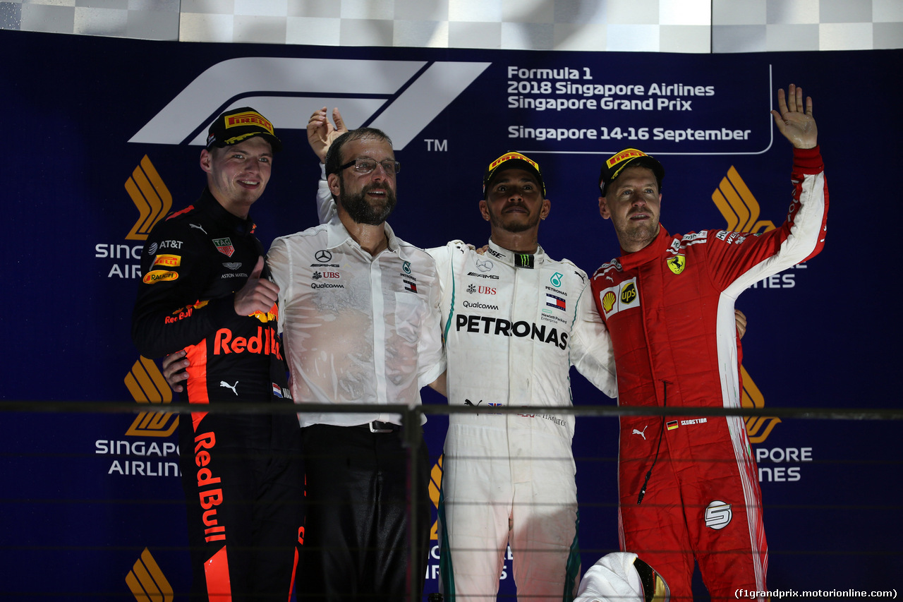 GP SINGAPORE, 16.09.2018 - Gara, 2nd place Max Verstappen (NED) Red Bull Racing RB14, Lewis Hamilton (GBR) Mercedes AMG F1 W09 vincitore e 3rd place Sebastian Vettel (GER) Ferrari SF71H