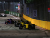 GP SINGAPORE, 16.09.2018 - Gara, Carlos Sainz Jr (ESP) Renault Sport F1 Team RS18 davanti a Nico Hulkenberg (GER) Renault Sport F1 Team RS18