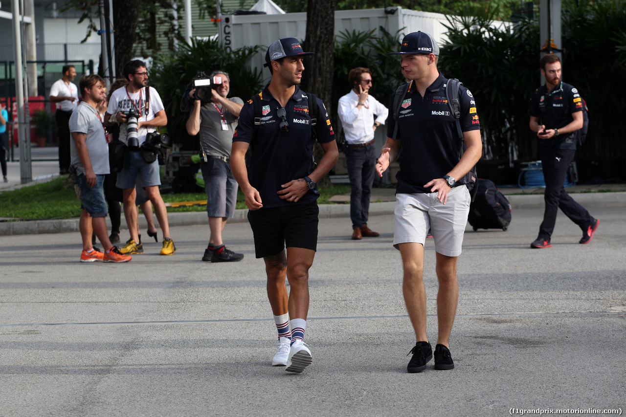 GP SINGAPORE, 13.09.2018 - Daniel Ricciardo (AUS) Red Bull Racing RB14 e Max Verstappen (NED) Red Bull Racing RB14