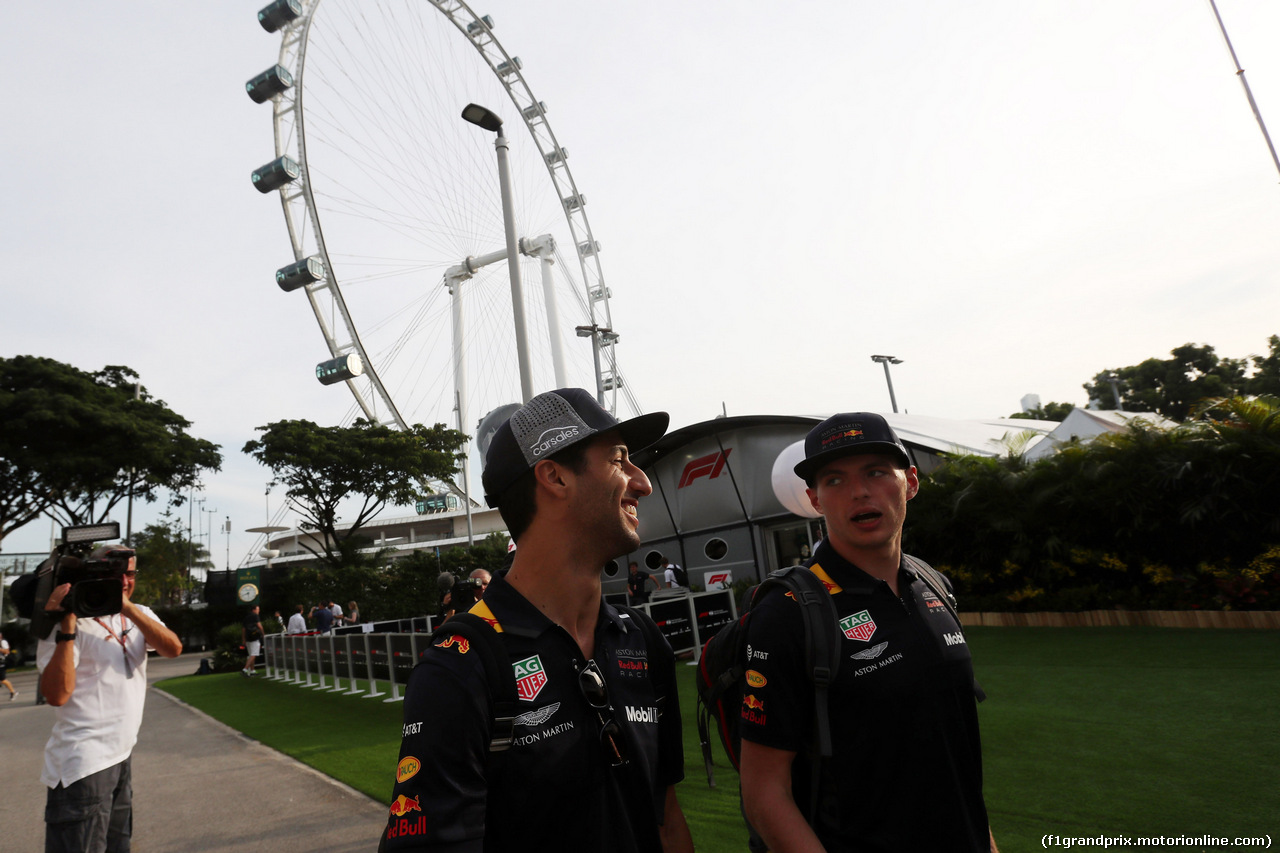 GP SINGAPORE, 13.09.2018 - Daniel Ricciardo (AUS) Red Bull Racing RB14 e Max Verstappen (NED) Red Bull Racing RB14