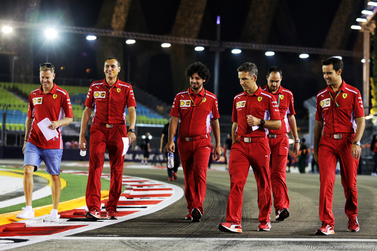 GP SINGAPORE, Sebastian Vettel (GER) Ferrari walks the circuit with the team.
13.09.2018.