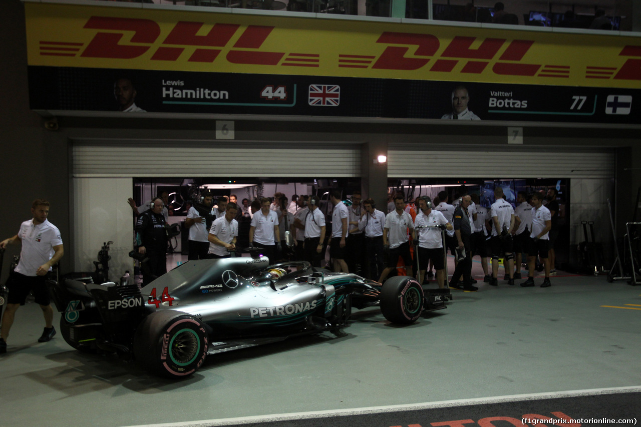 GP SINGAPORE, 15.09.2018 - Qualifiche, Lewis Hamilton (GBR) Mercedes AMG F1 W09 pole position