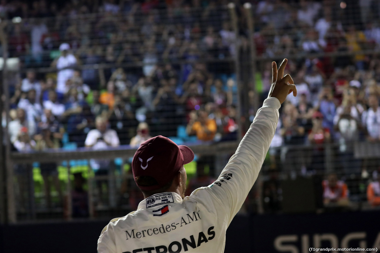 GP SINGAPORE, 15.09.2018 - Qualifiche, Lewis Hamilton (GBR) Mercedes AMG F1 W09 pole position