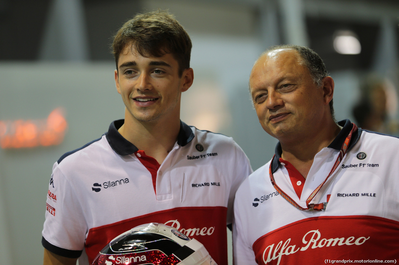 GP SINGAPORE, 13.09.2018 - Charles Leclerc (MON) Sauber C37 e Frederic Vasseur (FRA) Sauber Team Principal