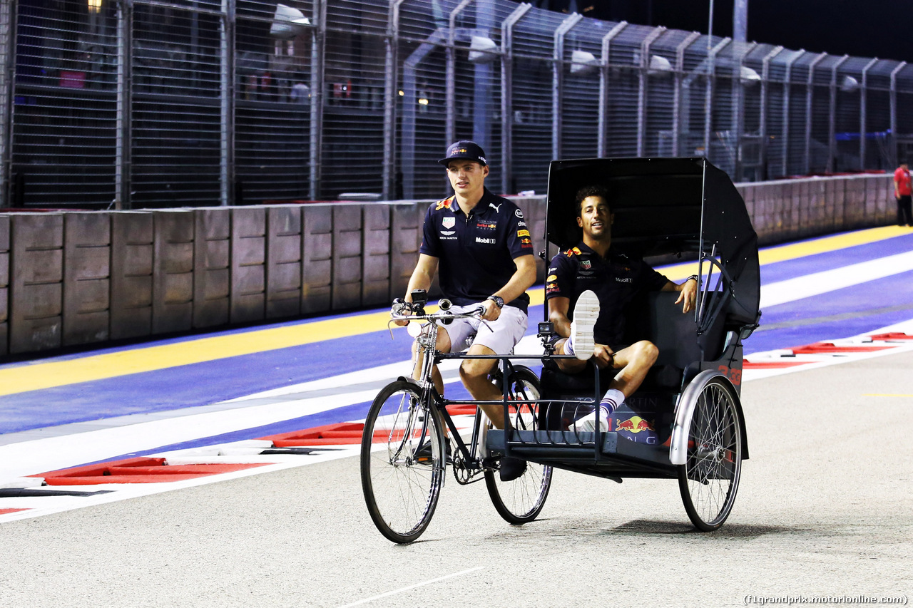 GP SINGAPORE, Max Verstappen (NLD) Red Bull Racing rides the circuit with team mate Daniel Ricciardo (AUS) Red Bull Racing.
13.09.2018.