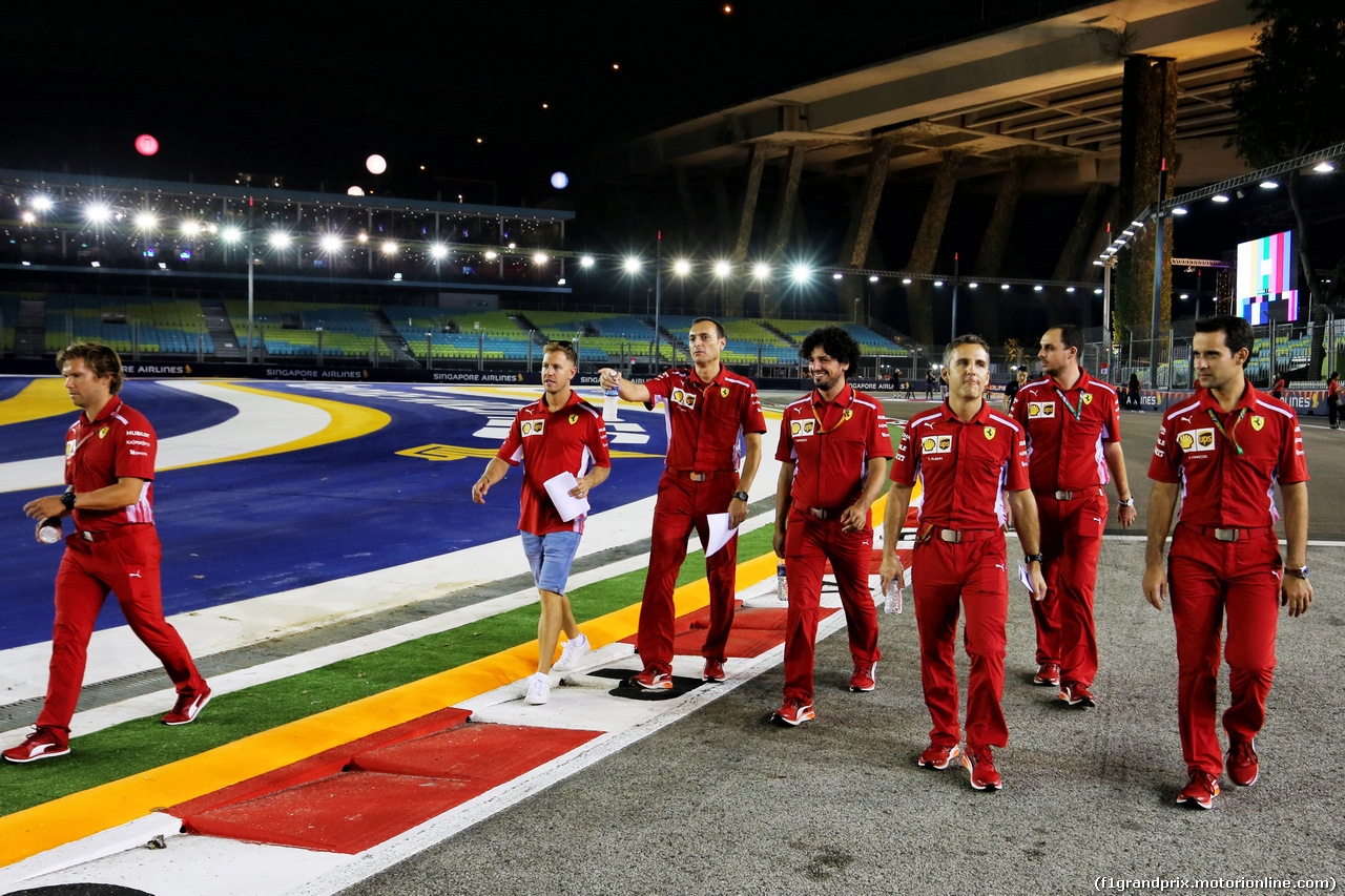 GP SINGAPORE, Sebastian Vettel (GER) Ferrari walks the circuit with the team.
13.09.2018.