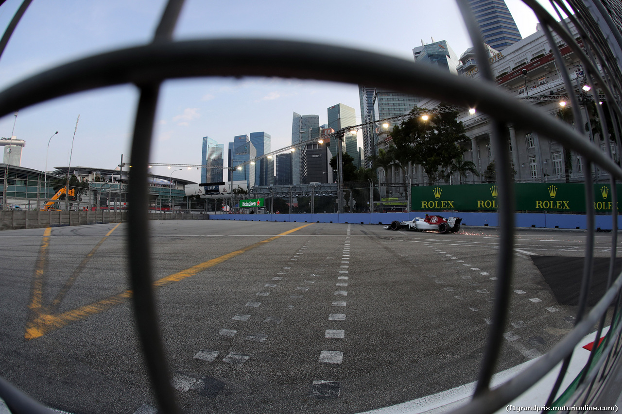 GP SINGAPORE, 14.09.2018 - Prove Libere 1, Crash, Charles Leclerc (MON) Sauber C37