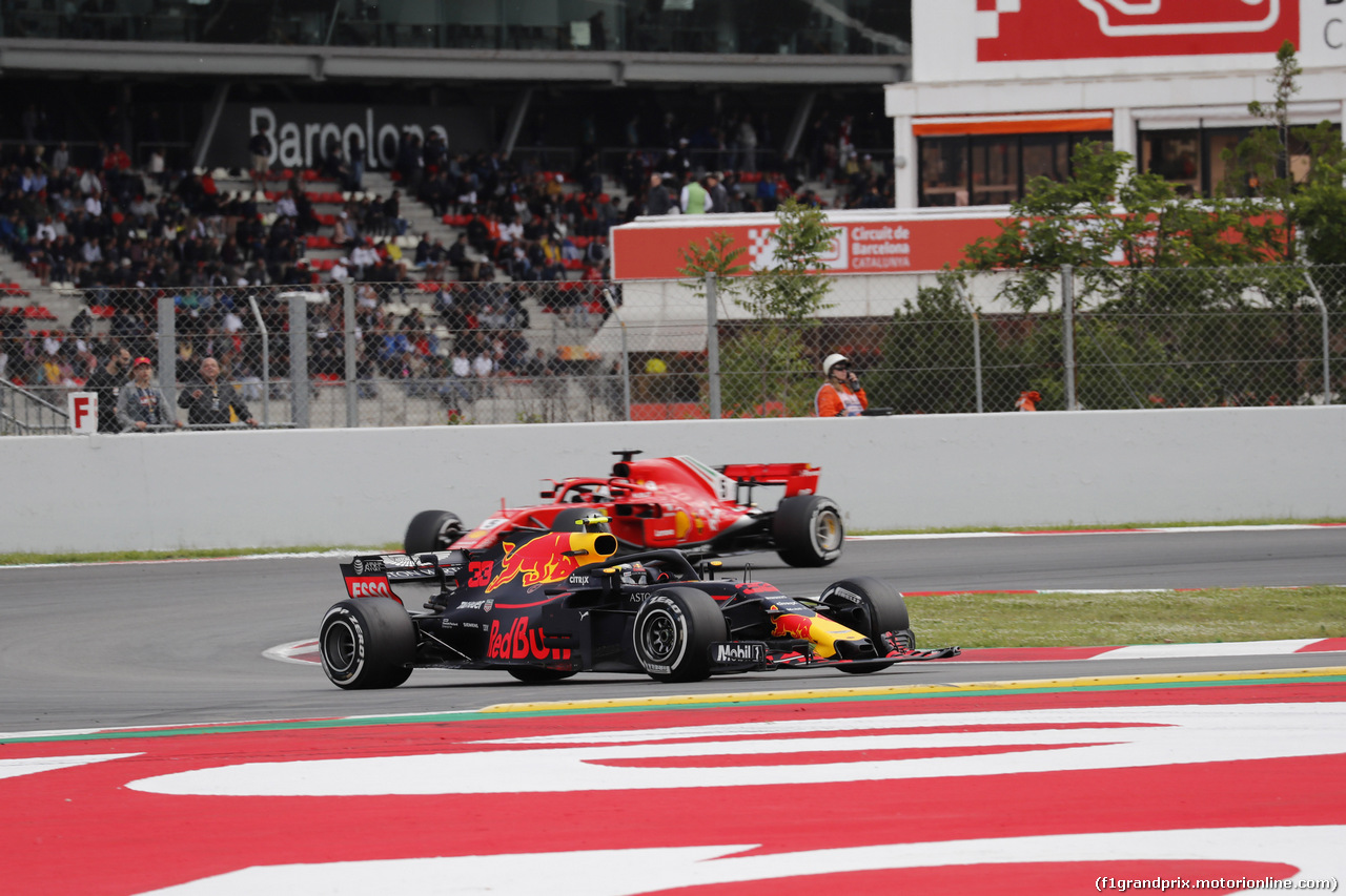 GP SPAGNA, 13.05.2018 - Gara, Max Verstappen (NED) Red Bull Racing RB14 davanti a Sebastian Vettel (GER) Ferrari SF71H