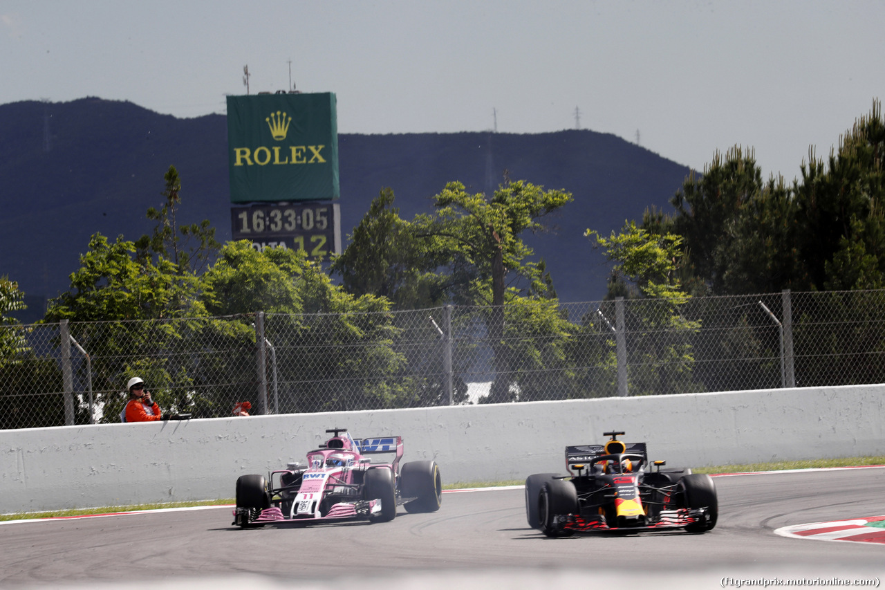 GP SPAGNA, 13.05.2018 - Gara, Sergio Perez (MEX) Sahara Force India F1 VJM011 e Daniel Ricciardo (AUS) Red Bull Racing RB14