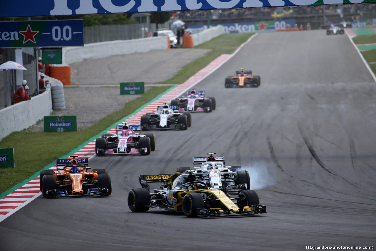 GP SPAGNA, 13.05.2018 - Gara, Carlos Sainz Jr (ESP) Renault Sport F1 Team RS18 e Charles Leclerc (MON) Sauber C37